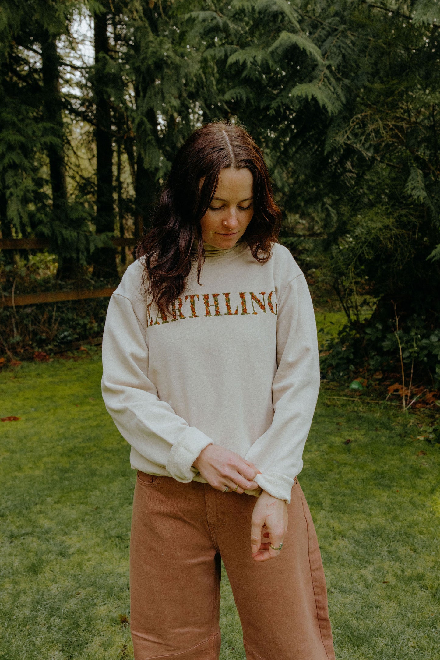 EARTHLING IN BLOOM embroidered crewneck